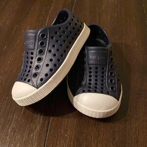 Size 4 Native Jefferson navy & white